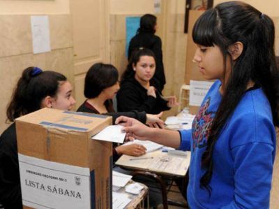 J�venes de toda Santa Fe fueron a las urnas para votar por los pr�ceres
