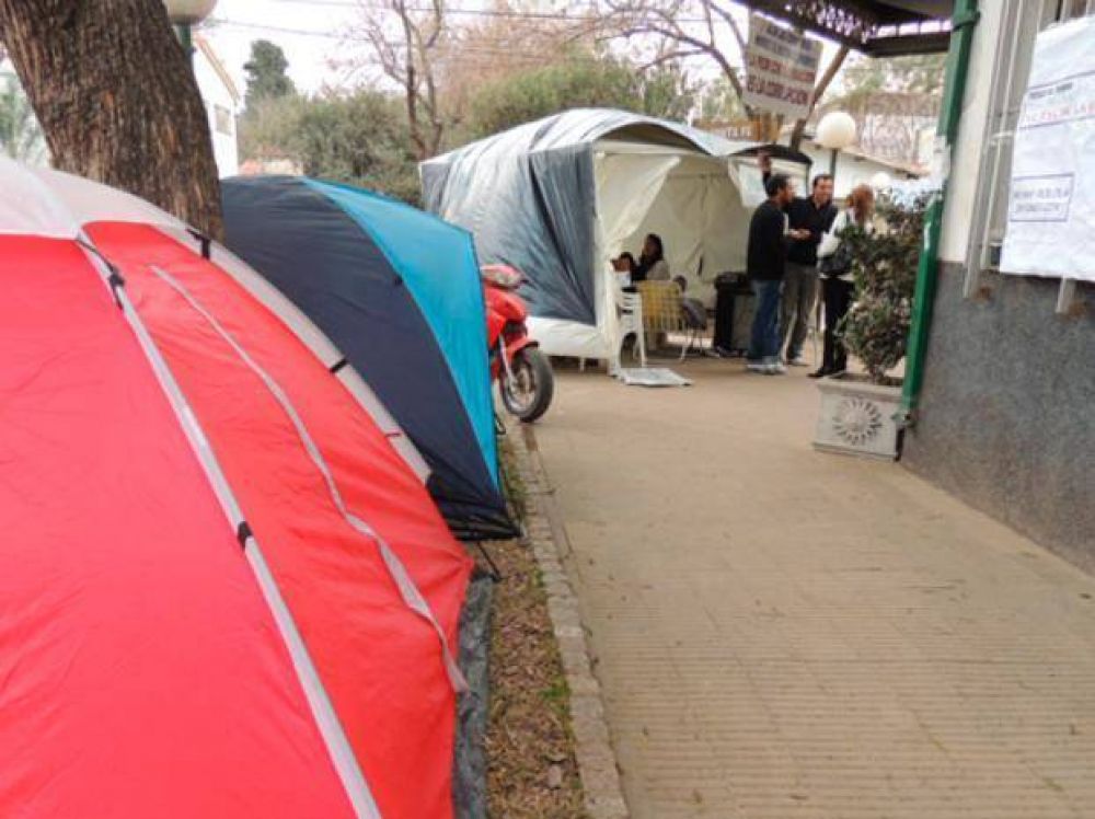 Los vecinos de Funes City y Town piden escriturar y acampan ante el municipio