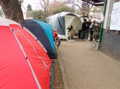 Los vecinos de Funes City y Town piden escriturar y acampan ante el municipio