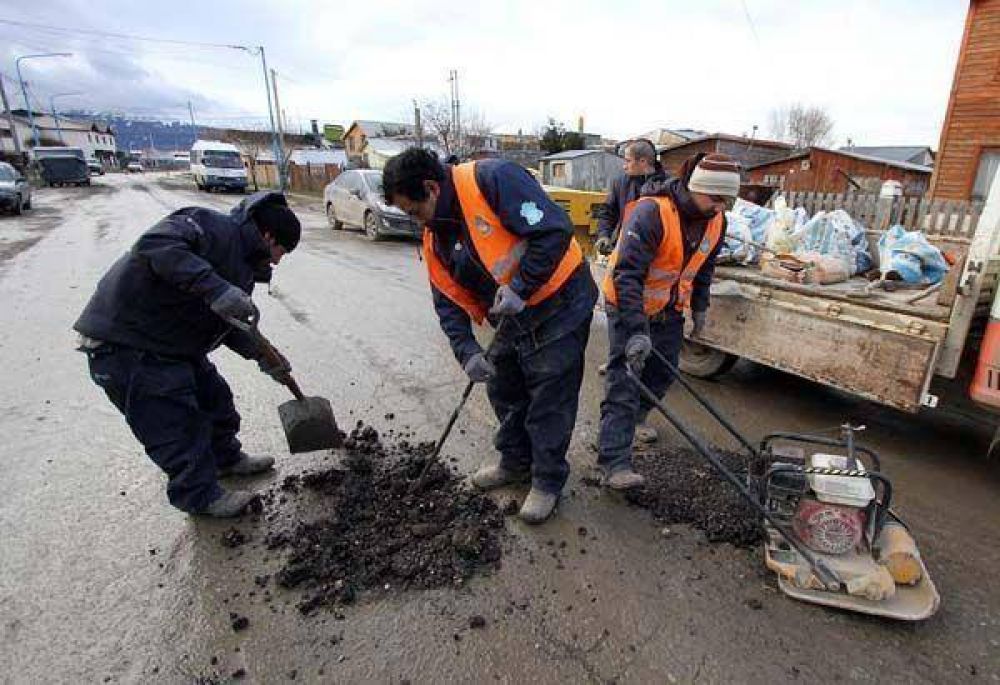 Comenz� el bacheo en distintos puntos de la ciudad de Ushuaia