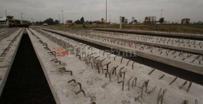 Montan las vigas en el puente peatonal