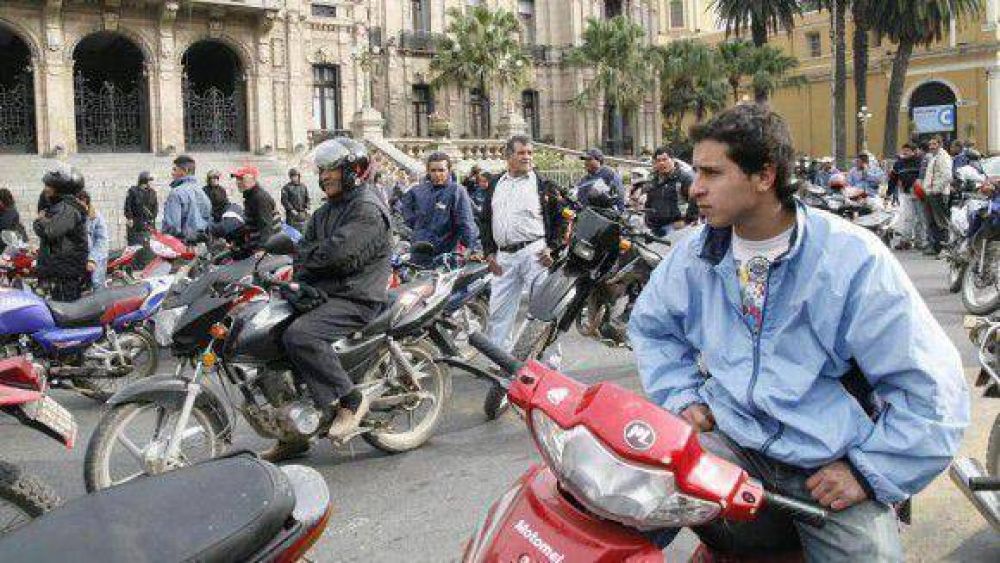 �A pata y en moto�, los estatales marcharon en reclamo de mejoras