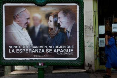 Gabriel Mariotto, contra el afiche del Papa, Cristina e Insaurralde: "No ayuda en nada y nos complica"