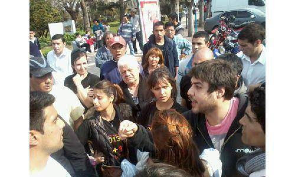 Militantes se cruzaron en la plaza y hubo tensi�n