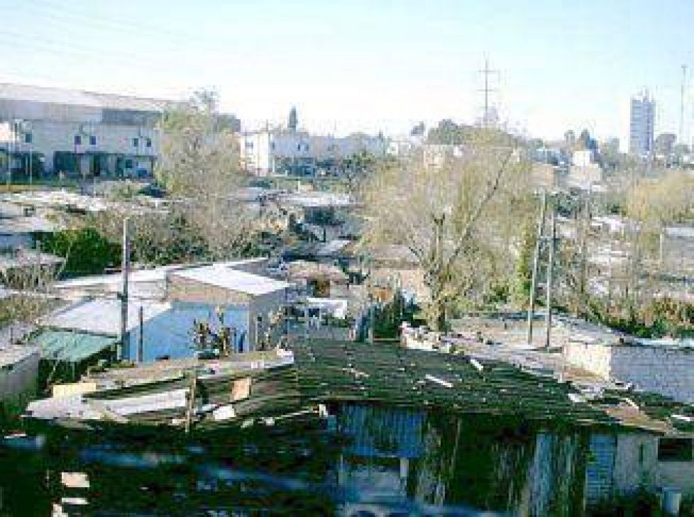 M�ltiples allanamientos en Villa Itat� en vana b�squeda de una banda homicida