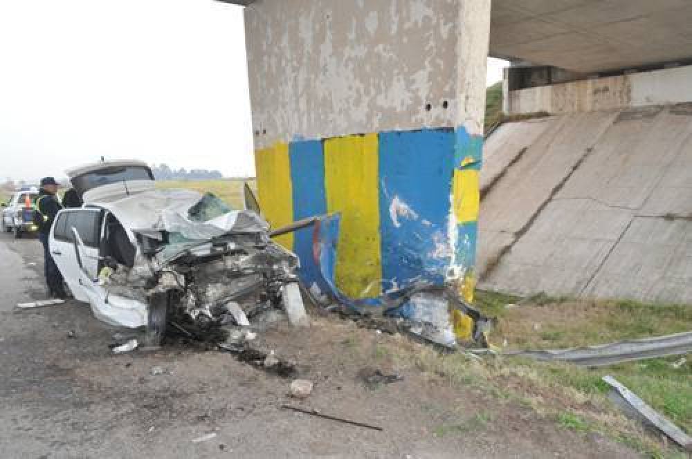 Auto qued� destruido tras chocar en autopista