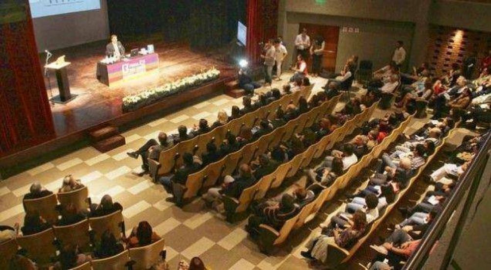 Capitanich adelant sus dos nuevas obras en la Feria del Libro