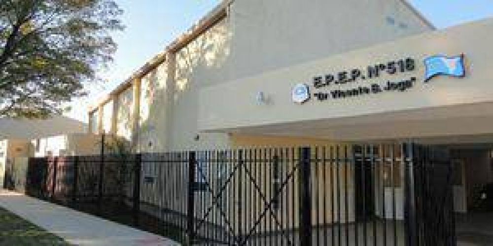 Enfrentamiento entre padres en un colegio, denuncian uso de armas