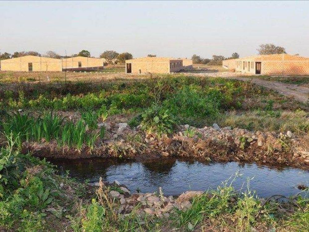 Urtubey hizo construir un canal para llevar agua a su criadero de cerdos