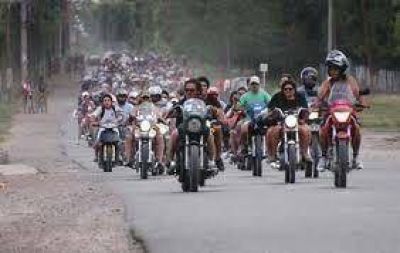 Motoqueros marchan contra patentamiento en los cascos