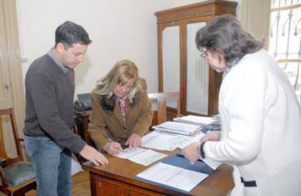 Entregaron fondos para obras a cuatro escuelas