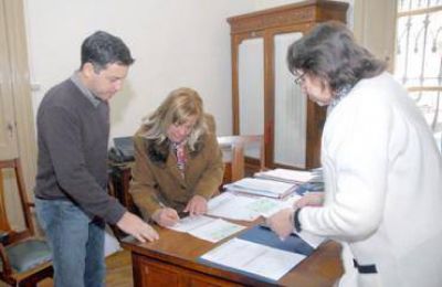 Entregaron fondos para obras a cuatro escuelas