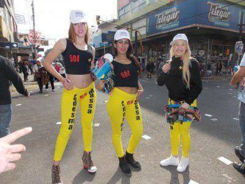 Aliado de Massa usa chicas en calza para la campa�a 