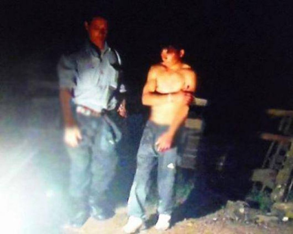 Atac� a machetazos a su madre y a un vecino que intent� ayudarla