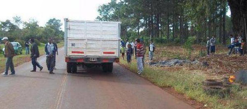 Los tareferos de Villa Bonita cortaron la ruta por la falta de transportes