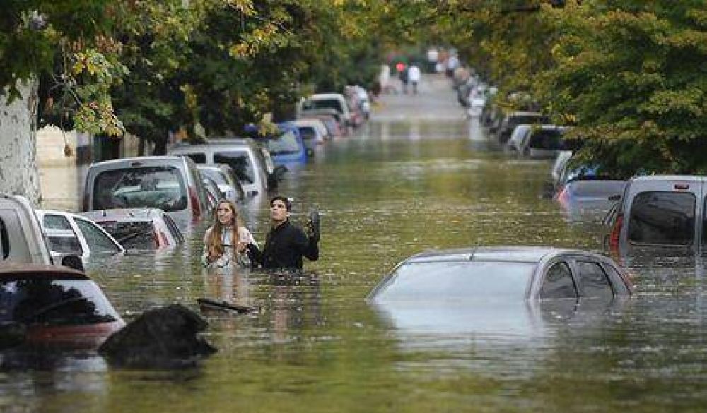 Denuncian penalmente a Macri por las inundaciones