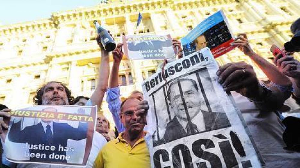 Una condena por fraude da un golpe fatal a Berlusconi