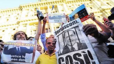 Una condena por fraude da un golpe fatal a Berlusconi