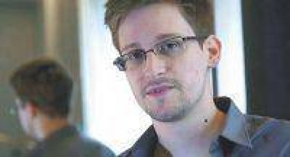 "Gan� la justicia", dijo Snowden al dejar el aeropuerto con documentos rusos