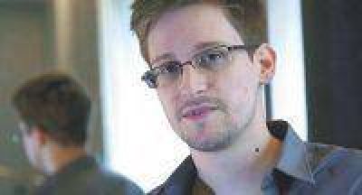 "Gan� la justicia", dijo Snowden al dejar el aeropuerto con documentos rusos