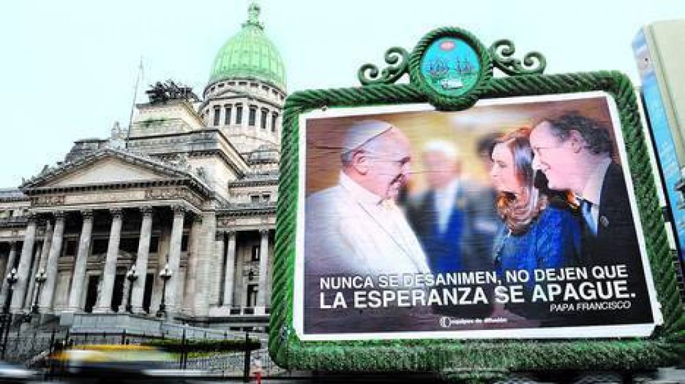 Blumberg fue a la Justicia por el afiche de Cristina con el Papa