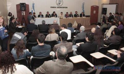 La Iglesia junta a radicales y kirchneristas para debatir