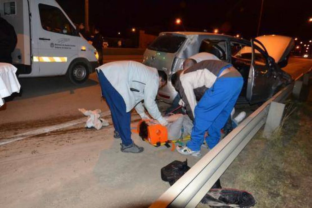 J�venes lesionados tras volcar su auto