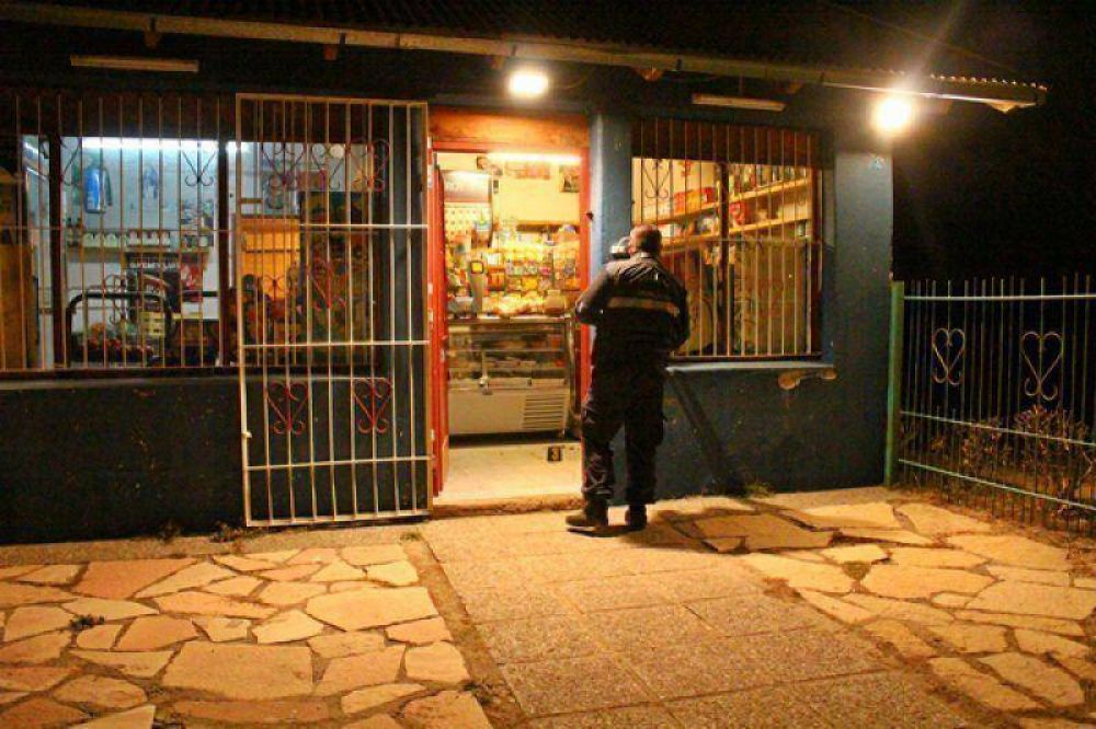 Asaltan una despensa y le disparan al comerciante en el rostro