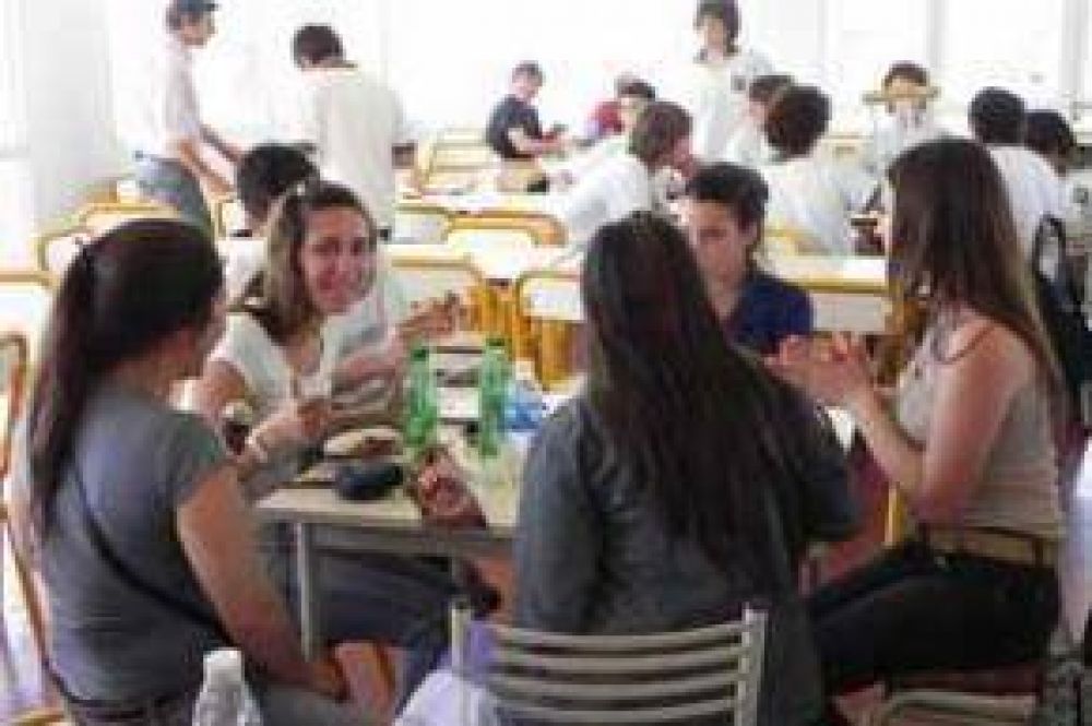 Comienza a funcionar el comedor autogestionado en la sede Azul con la presencia del Rector Tassara