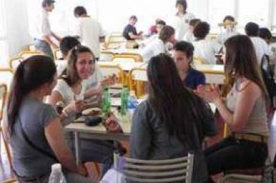 Comienza a funcionar el comedor autogestionado en la sede Azul con la presencia del Rector Tassara