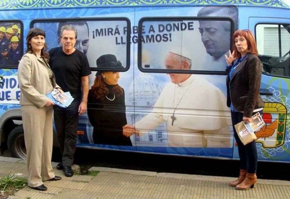A los afiches se le suma la combi papal