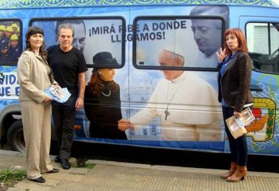 A los afiches se le suma la combi papal