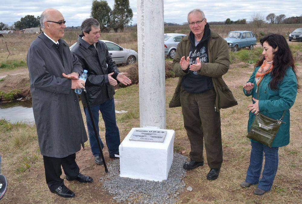 Se realiz� la colocaci�n de una placa en el Barrio de la UDES