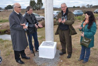 Se realiz� la colocaci�n de una placa en el Barrio de la UDES