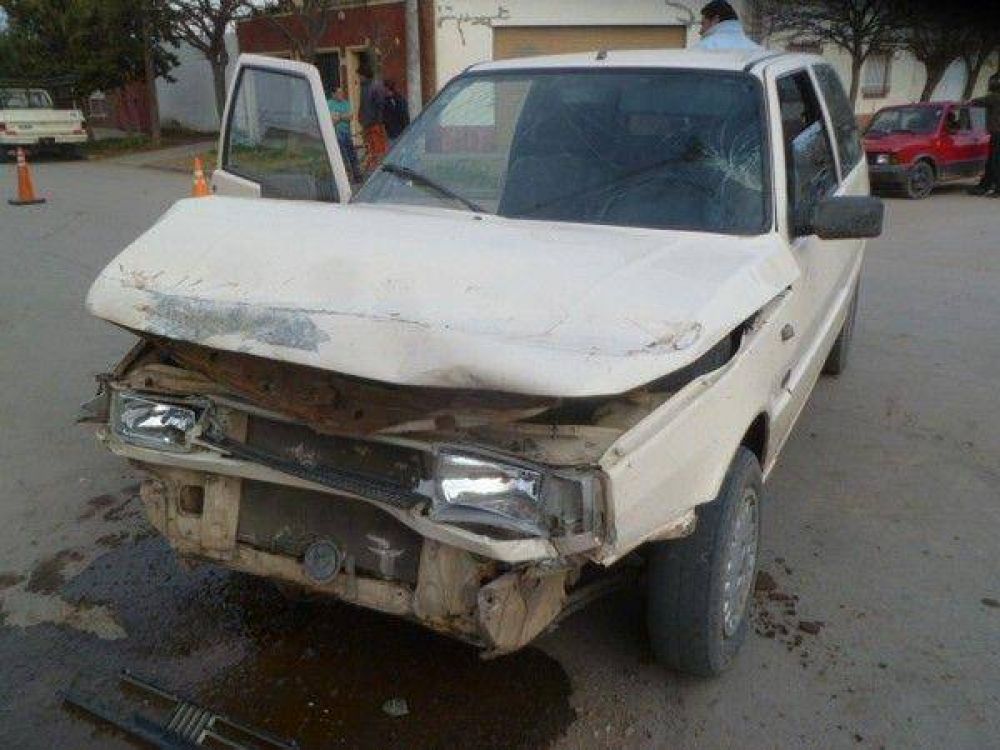 Fuerte choque entre un auto y una camioneta