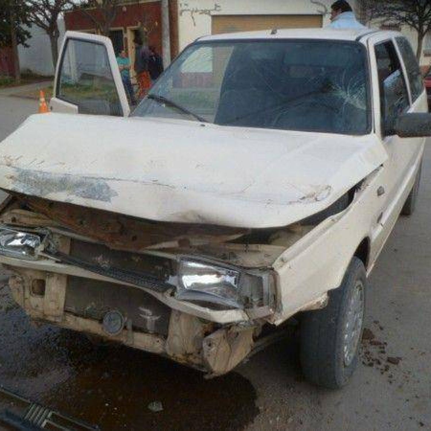 Fuerte choque entre un auto y una camioneta