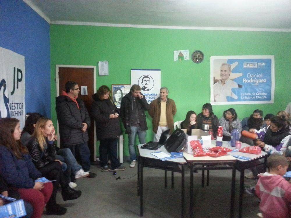 Los precandidatos del FpV estuvieron en el local de la Jp N�stor Kirchner