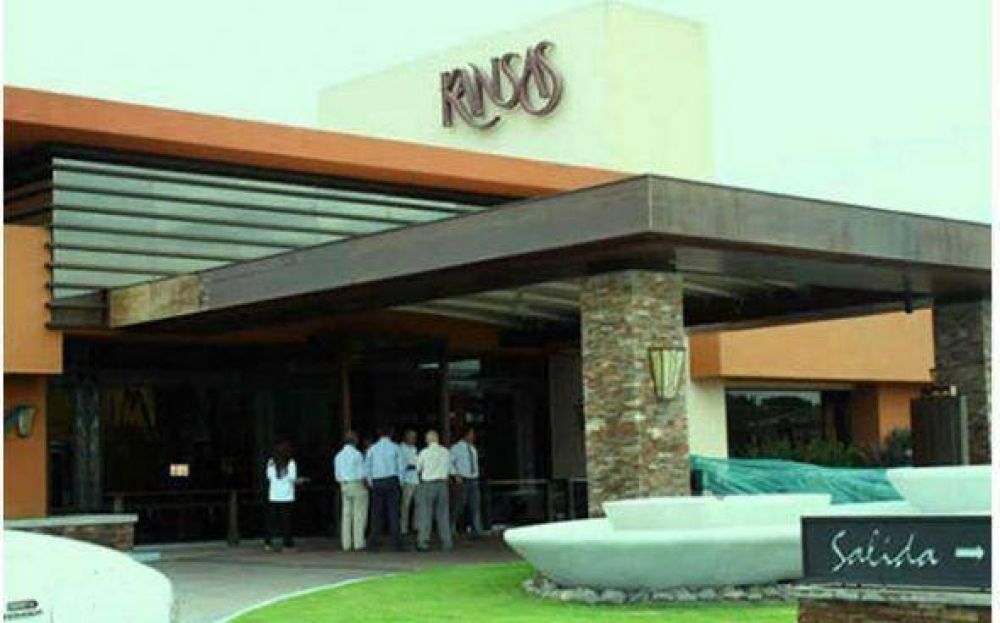 Violenta pelea en el interior del exclusivo restaurante Kansas de Pilar