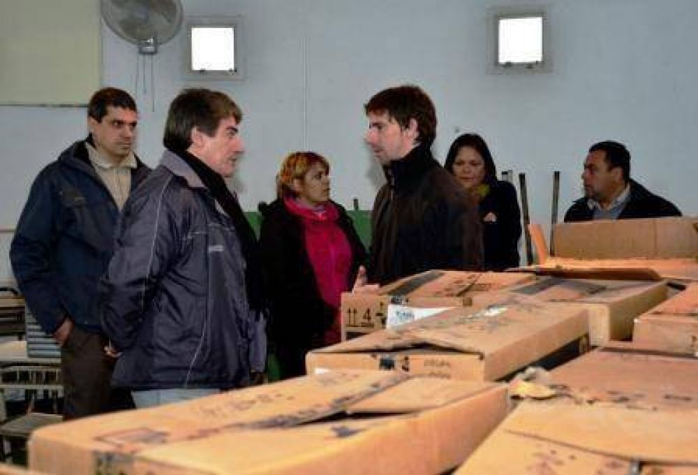 Entregan computadoras en una Escuela T�cnica y varios materiales para un Jard�n de San Fernando 