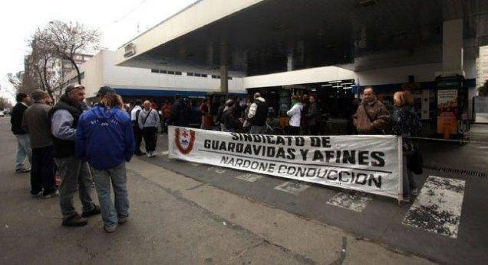 Contin�a la protesta del Sindicato de Guardavidas y Afines
