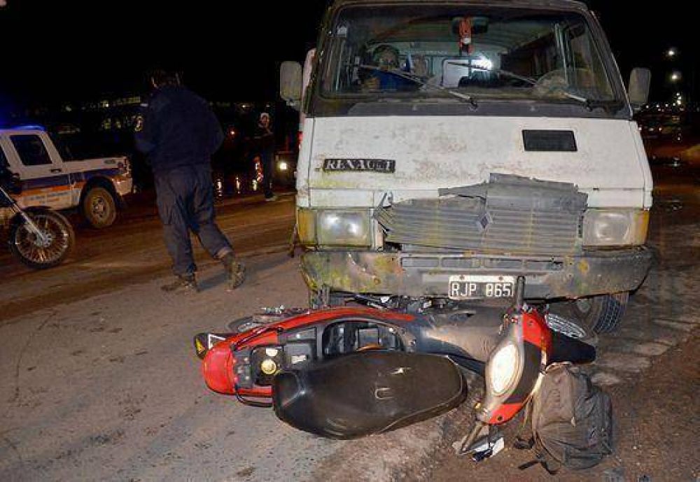 Motociclista herida al ser embestida por una camioneta  