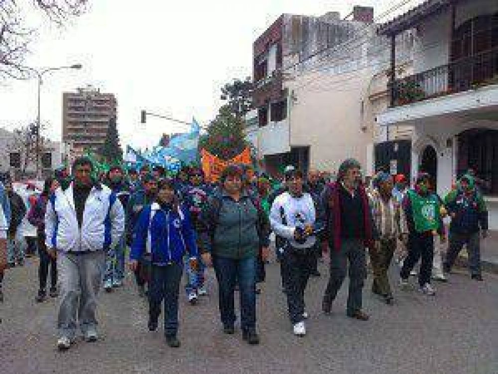 Se agrava el conflicto gremial en Jujuy: el gobierno de Fellner suspendi� la reuni�n con la Intersindical