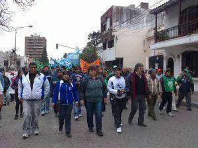 Se agrava el conflicto gremial en Jujuy: el gobierno de Fellner suspendi� la reuni�n con la Intersindical