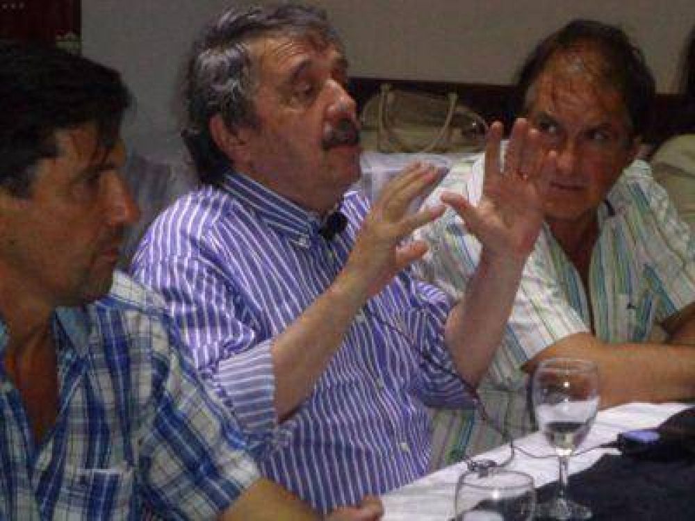 RICARDO ALFONS�N LLEGA A MAR DEL PLATA EN CAMPA�A