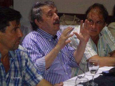RICARDO ALFONS�N LLEGA A MAR DEL PLATA EN CAMPA�A