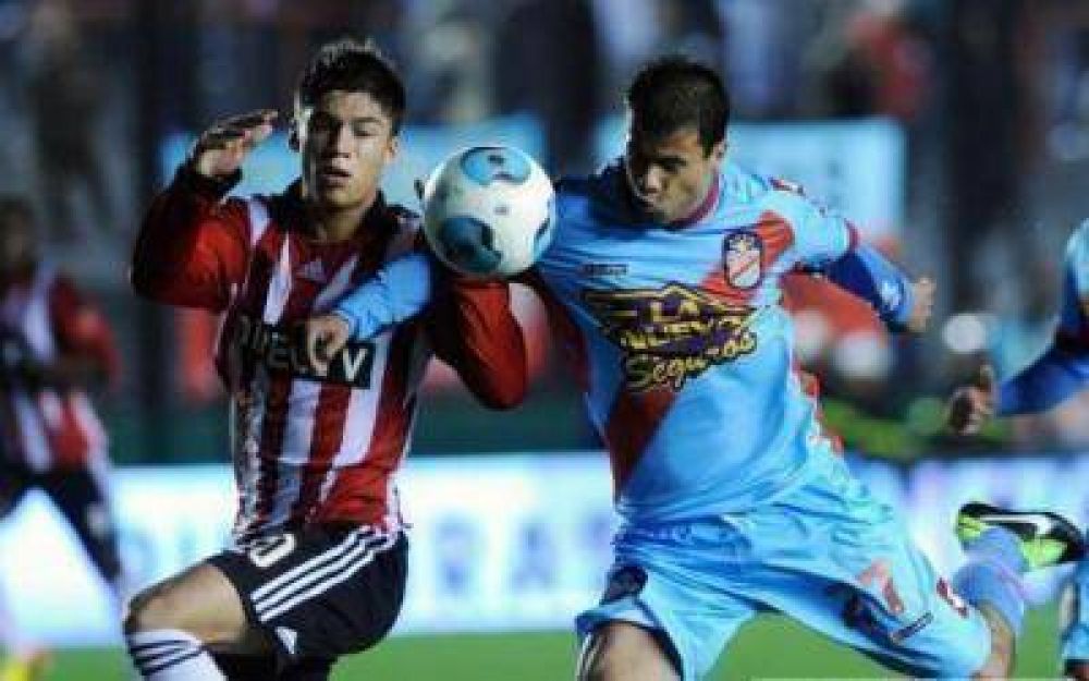 Con la vuelta de Ver�n, Estudiantes y Arsenal empataron en el inicio del torneo