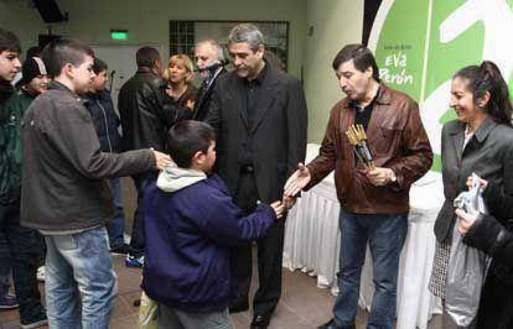 El intendente Ferraresi entreg� materiales y subsidios