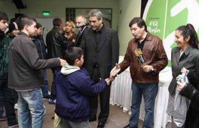 El intendente Ferraresi entreg� materiales y subsidios