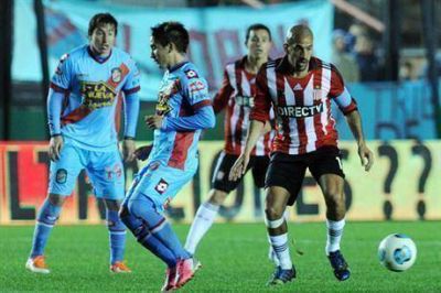 Sobre la hora, Arsenal se lo empat� a Estudiantes en la vuelta al f�tbol de Juan Sebasti�n Ver�n