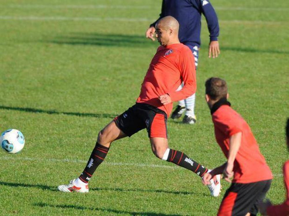 Gol de Aquino y la clase intacta de Trezeguet en el �ltimo amistoso de Newell's
